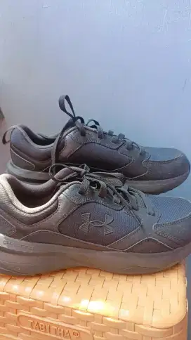 Sepatu Under Armour UA Charged Edge