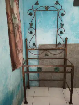 Satu set meja rias+ranjang besi casandra
