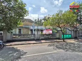 Dijual Tanah Bonus Rumah Klasik di JL. Adi Sucipto - Banyuwangi