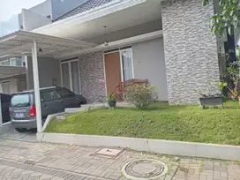 Rumah di Wangsakerta 2 Kota Baru Parahyangan, Modern Minimalis