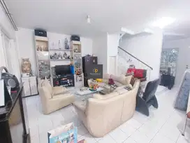 Jual BU Rumah 2 lantai di Taman Grisenda PIK, 200m, Selatan, SHM.