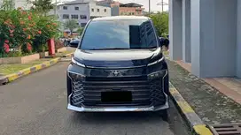 Toyota Voxy 2.0 CVT AT TSS Camera360 Hitam 2022 Like New Low Km Record