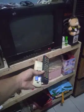 Di jual cepat 1set tivi dan speaker efek rumah tangga lagi berantakan