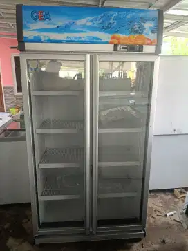 Showcase 2 pintu merek GEA