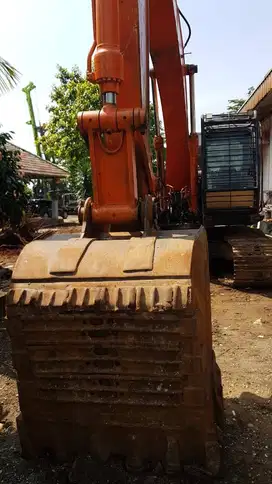 DIJUAL EXCAVATOR PC 200 HITACHI