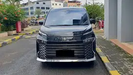 Toyota Voxy 2.0 CVT AT TSS Camera360 Hitam 2024 Like New Low Km Record