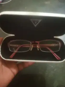 Kacamata minus guess