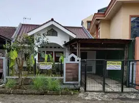 DIKONTRAKAN/ DIJUAL RUMAH LT/LB=149/90, 2KT, 2KM, Taman