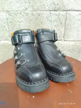 Dijual Sepatu Boot Kulit 'Black Stone'