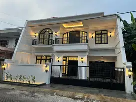 Rumah Manyar Kertoadi Colonial Modern Style 2 Lantai