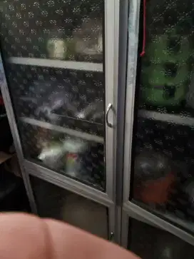 Rak piring dan rak penyimpanan makanan