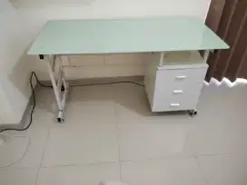 Meja belajar kaca tempered
