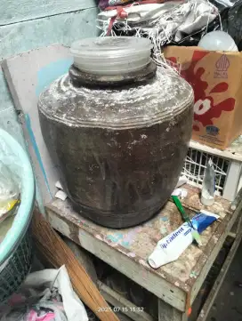Guci Antik Tua Berdebu