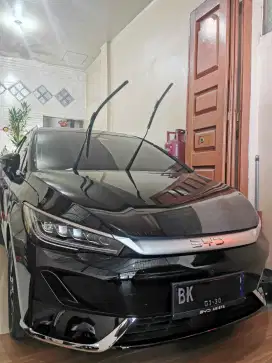 BYD M6 Superior 7 Seater Black