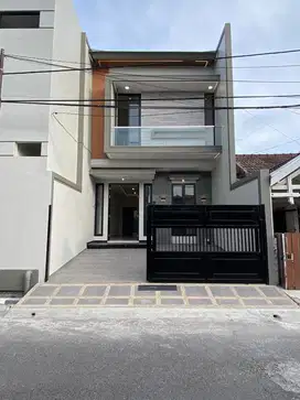 Rumah Modern Minimalis Baru Gress, di Perumahan Nginden Intan