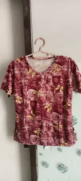 Kaos Wanita Motif Abstrak