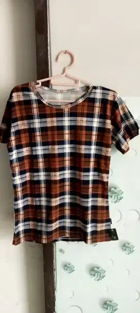 Kaos Wanita Motif Kotak Kotak