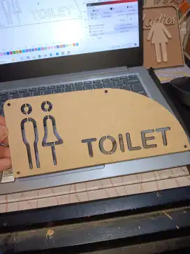 Papan tanda toilet desain suka suka