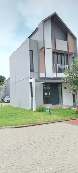Di sewakan Rumah Hoek Di Yuticha Bsd City Serpong Tangerang Selatan