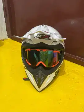 Dijual Helm Cross