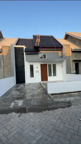 Rumah hook dengan halaman yang luas dan akses strategis