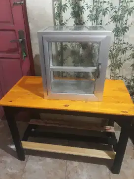 Etalase dan meja kayu