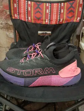 Sepatu running under armor