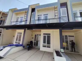 Di jual rumah 2 lantai di Petukangan selangkah ke halte busway