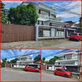 Rumah bangunan 2antai sangat strategis maguwoharjo