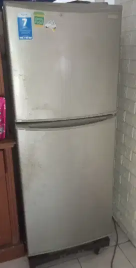 Kulkas aqua 2 pintu bekas