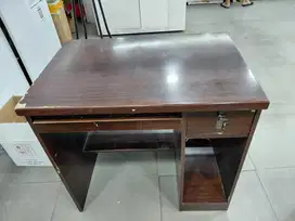 Meja komputer kecil