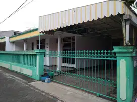 Hot Deal! Disewakan Rumah Besar Strategis dan Semi Furnish