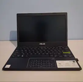 Notebook (11,6) Asus E210KA baru dipakai 3 Bulan, masih ada garansi