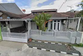 DILELANG Rumah BAGUS 2 lantai siap huni di Taman Holis Indah