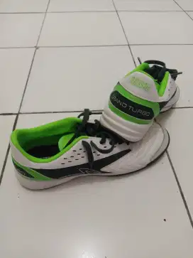 Sepatu futsal specs