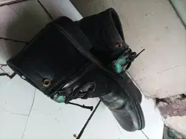 Sepatu kerja security