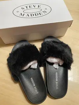Sendal Bulu Steve Madden
