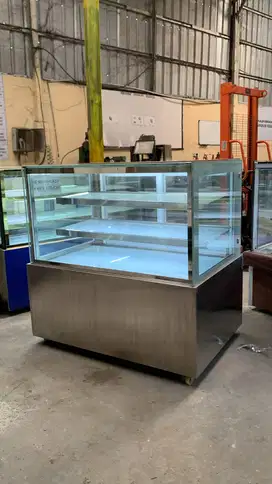 Showcase Cake Chiller Bekas Kondisi Mulus – Siap Pakai