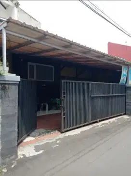 Jual rumah 2 lantai, lokasi strategis