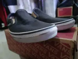 Vans slip on black & white