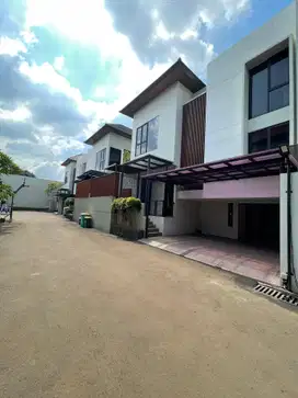 CILANDAK MARGASATWA TOWNHOUSE MODERN POOL LUXURY