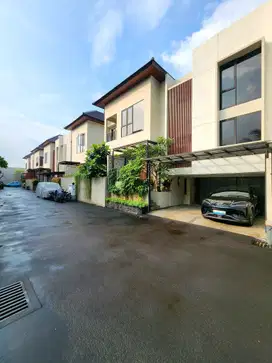 CILANDAK MARGASATWA TOWNHOUSE LUXURIOUS POOL