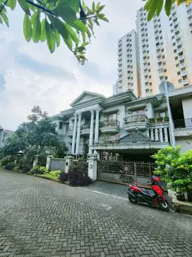 Dijual Rumah Mewah Full Furnished strategis di Taman Century 1 Pekayon