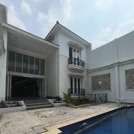dijual rumah baru siap huni ada swiming pool di otista