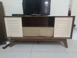 Meja TV Bergaya Retro Minimalis