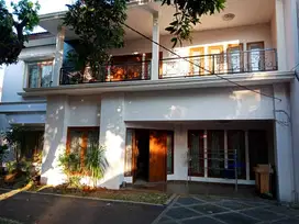 Dijual Rumah Bagus dengan Halaman yang Luas di Petukangan