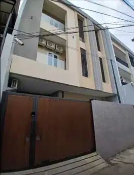 JUAL RUMAH KOST BRAND NEW 3 LANTAI SIAP UNTUNG DEKAT BINUS KEMANGGISAN