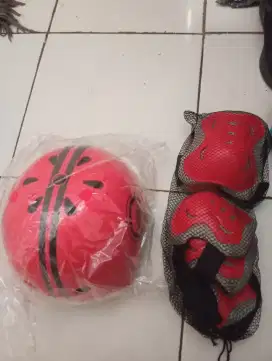 Helm anak sepeda dan Pelindung kaki