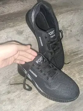 Sepatu baru cuci gudang, 30 ribu rupiahan ajah.