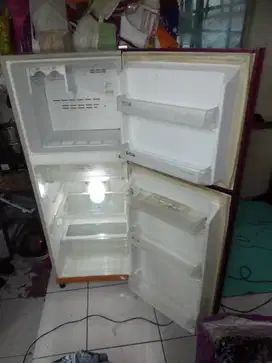Kulkas dua pintu dingin beku normal freezer bikin es jadi